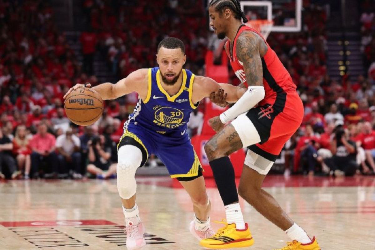 Curry cetak 31 poin, Warriors tundukkan Rockets pada gim pertama playoff
